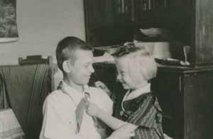 Пионер Пономарев с младшей сестренкой Мариной